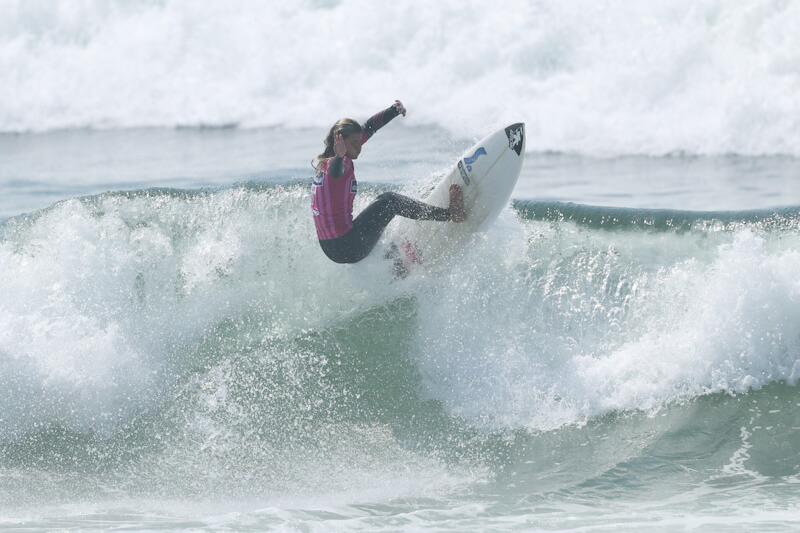 NÚRIA MAGANINHO E MIRIAM JULIÃO DOMINAM ARRANQUE DA COMPETIÇÃO PARA O NACIONAL DE SURF
